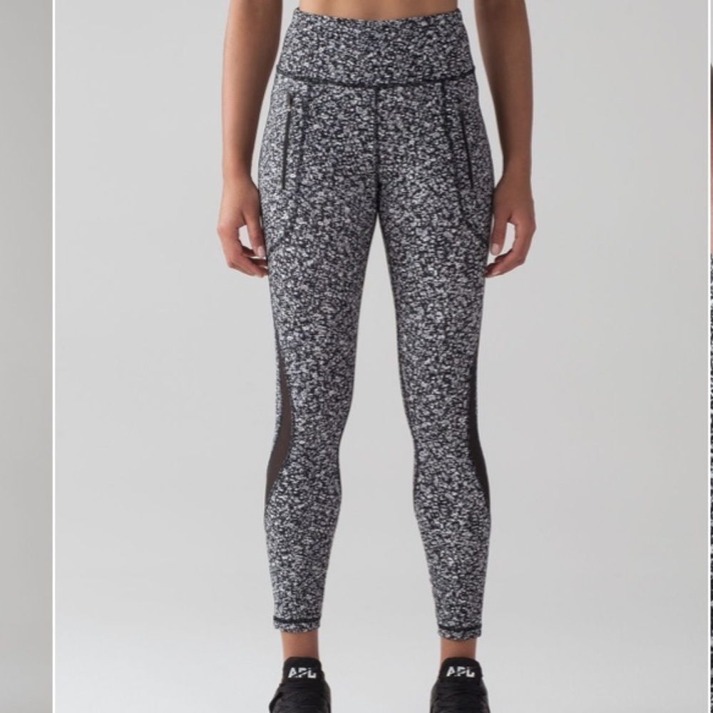 Lululemon Invigorate 7/8 Tight Daisy Dust Alpine White Black size 2